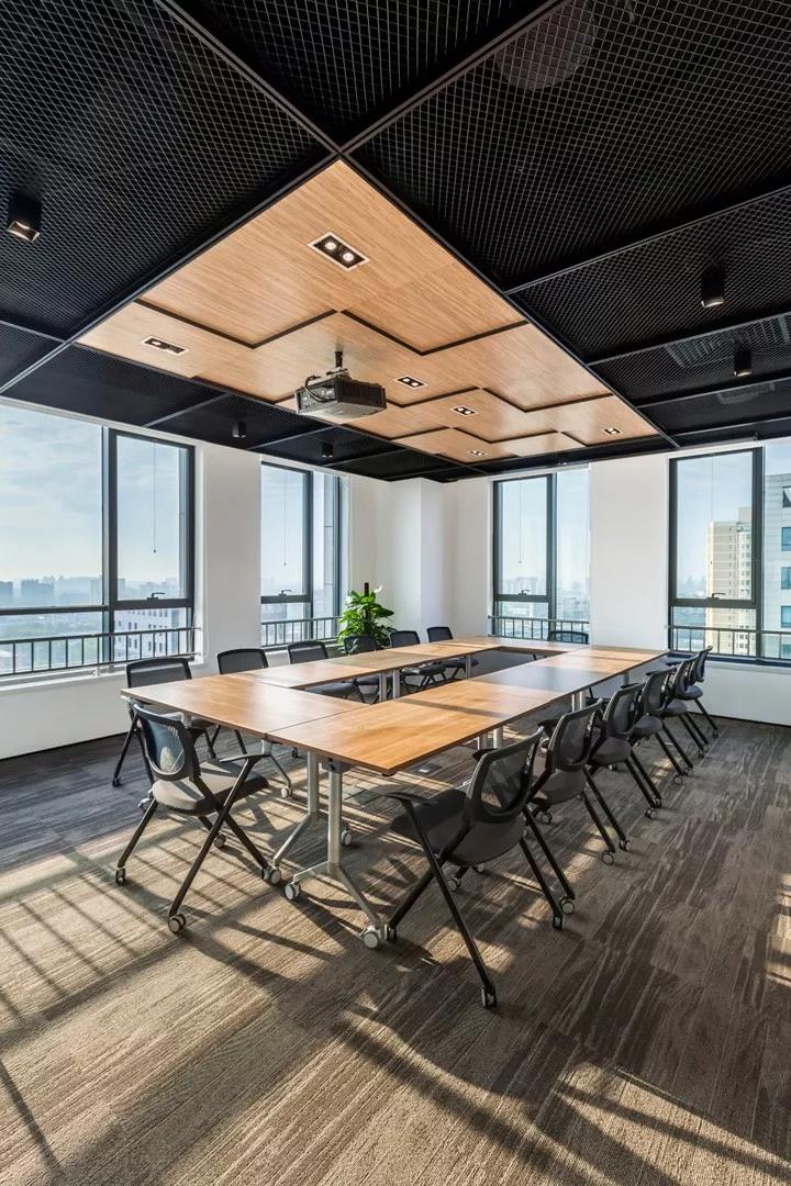 辦公桌椅款式凸顯辦公室風格