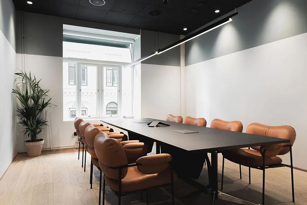 簡約現代風辦公桌椅，打造舒適空間